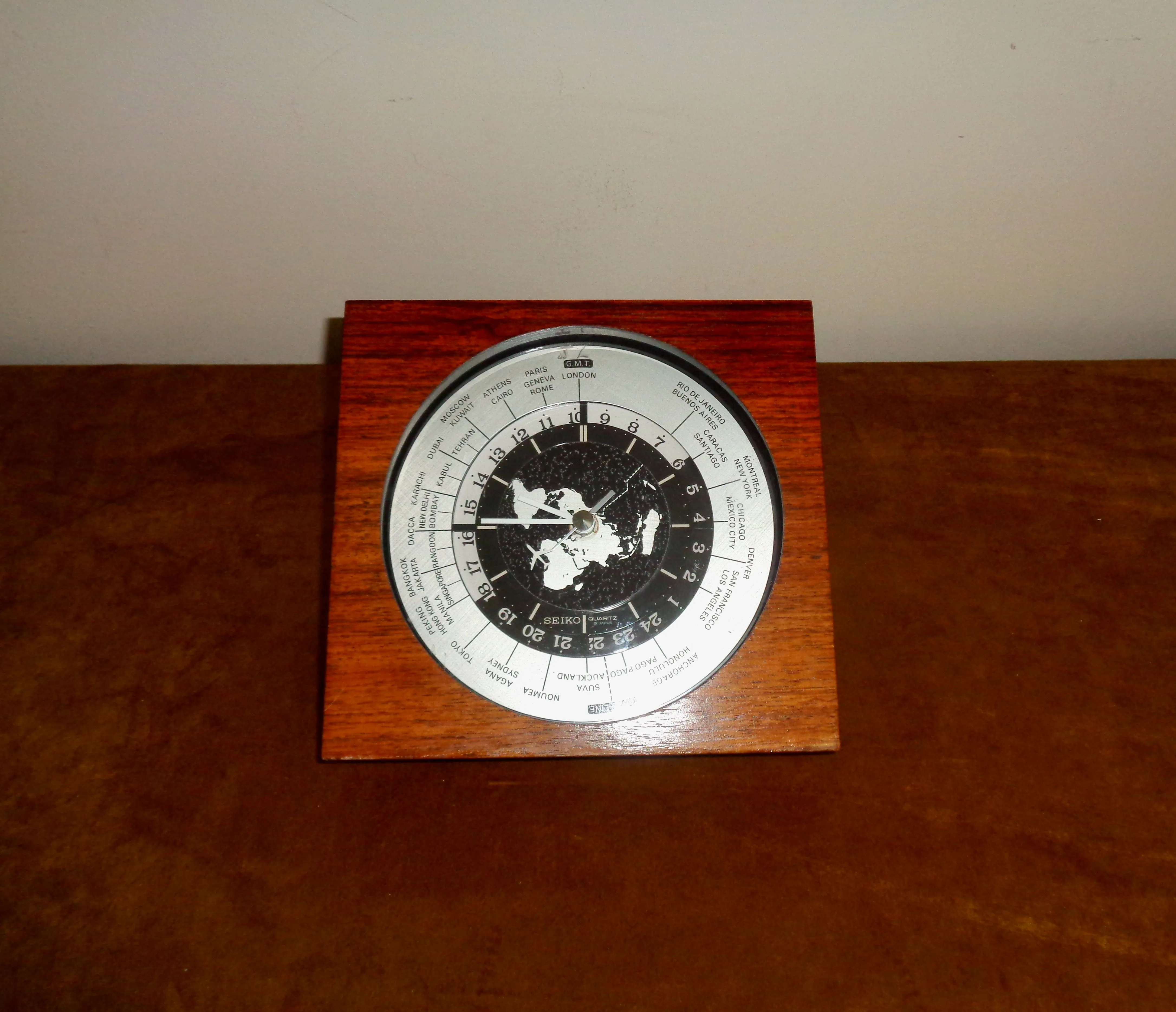 1970s Seiko Quartz World Time Desk Clock QZ877B In Wood Surround